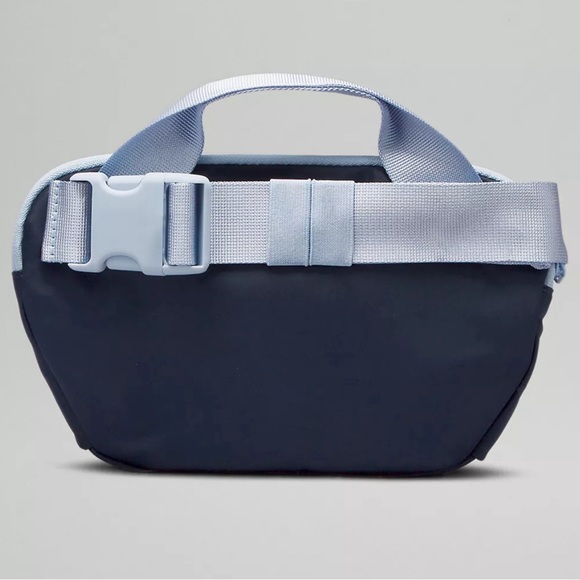 🍋 NWT Lululemon All Day Essentials Belt Bag 2.5L in True Navy/Blue Linen - Picture 4 of 8